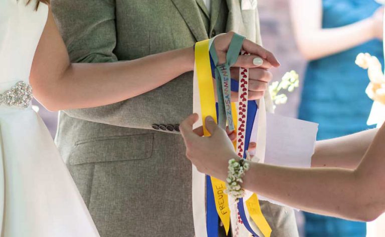 Kreative Hochzeitsrituale mit Bändern Trauredenrin Roswitha Sieger Köln