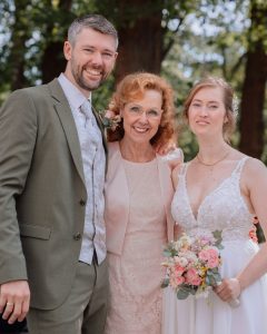 Bezauberndes Brautpaar nach einer emotionalen freien Trauung im Landhotel Villa Sophienhöhe in Nörvenich.