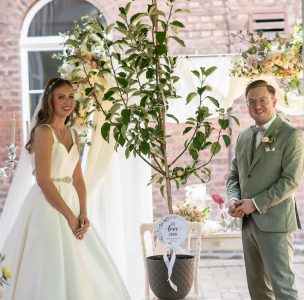 Zur Hochzeit einen Apfelbaum pflanzen - ein uralter Hochzeitsbrauch, den man auf der ganzen Welt kennt. Das Brautpaar freut sich über strahlenden Sonnenschein an ihrem großen Tag auf Burg Bergerhausen in Kerpen. Eine ganze besondere freie Trauzeremonie mit herzlichen Hochzeitsgästen.