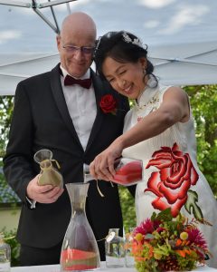 Sandzeremonie im Landhotel Villa Sophienhöhe in Nörvenich. Roter und goldener Sand verbinden sich zu einer unzertrennlichen Einheit.