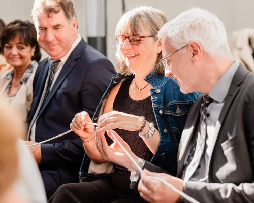 ringe-wandern-lassen-kreative-hochzeitsrituale-mit-traurednerin-roswitha-sieger-kerpen